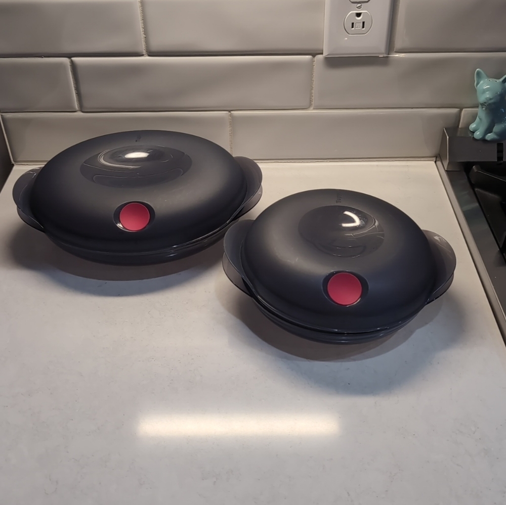 Tupperware Heat 'N Serve microwave reheatable container set.